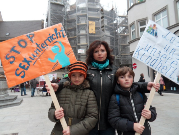 In Deutschland Protestieren Russlanddeutsche Gegen Die Sexualisierung Von Kindern