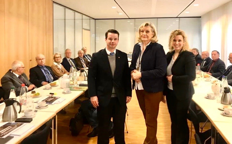 Landesbeauftragte Margarete Ziegler-Raschdorf (Bildmitte) neben dem Vorsitzenden des Unterausschusses für Heimatvertriebene, Spätaussiedler, Flüchtlinge und Wiedergutmachung (UHW), Andreas Hofmeister, MdL sowie Referentin der Stabsstelle Landesbeauftragte für Heimatvertriebene und Spätaussiedler, Yvonne Kremer. Im Hintergrund: Vertreter der einzelnen Landsmannschaften /