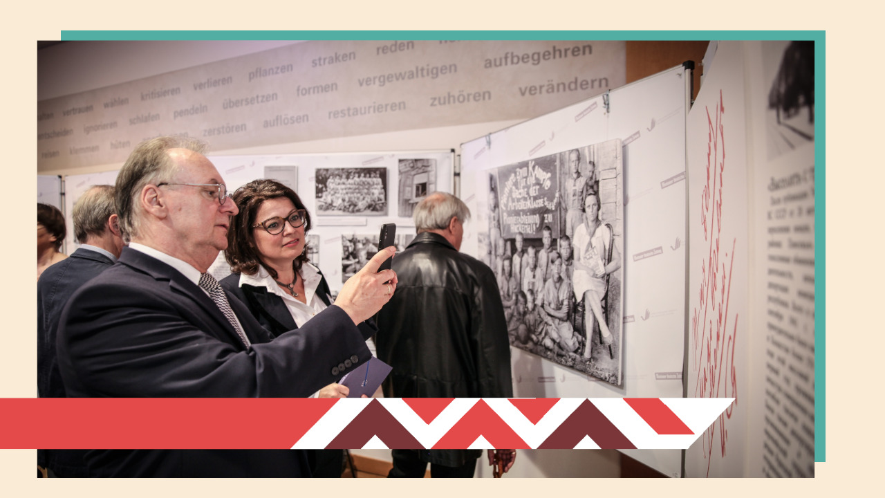 Ministerpräsident vom Bundesland Sachsen-Anhalt, Reiner Haseloff, zusammen mit Olga Martens bei der Eröffnung der Ausstellung „Das deutsche Wolgagebiet. Eine unvollendete Fotogeschichte“ in Berlin, 2019