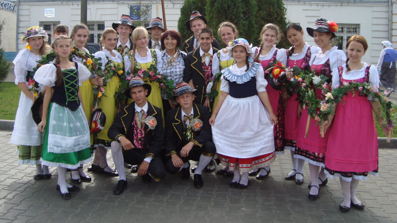 Margarita Iwanowna mit dem Schneeglöckchen-Ensemble