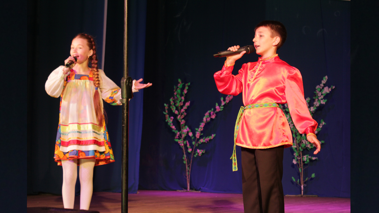 Nikol Uferman und Alexej Moltschanow, Absolventen der nach W. Spät benannten Kinderkunstschule des Deutschen Nationalrajons Asowo in dem Gebiet Omsk, Absolventen des vereinten Konzertchors „Aquarell“ und des Vokalensembles „Magnolia“ sowie Teilnehmende der Volks-Vokalensembles „Monika“ und „Rosine“