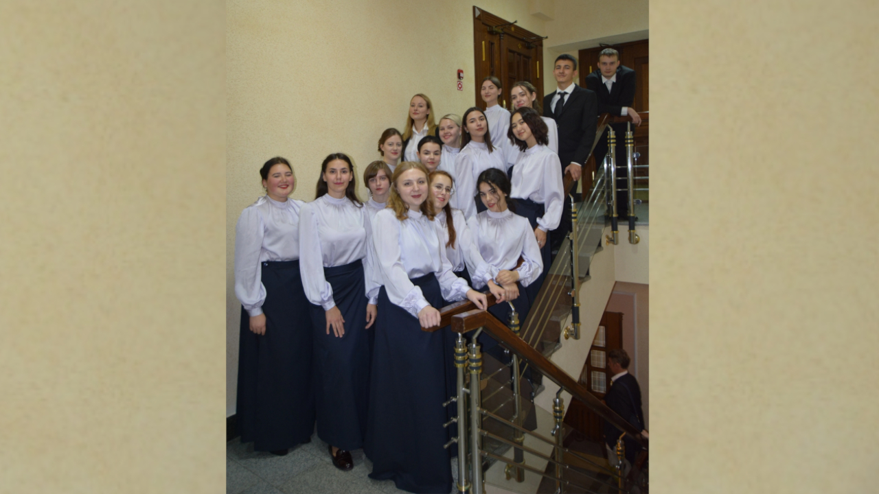 Alexej mit den Studierenden des Fachbereiches „Dirigieren, Chor und Gesang“ der nach W. Schebalin benannten Musikschule in Omsk im Konzertsaal der Philharmonie in Omsk