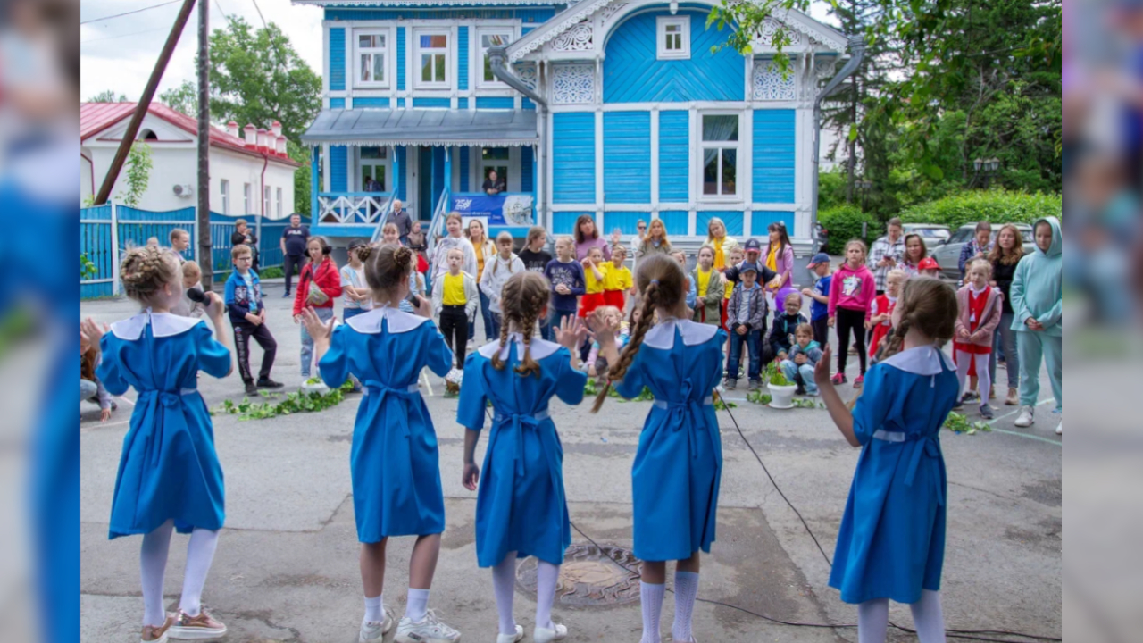 Schülerinnen des Progymnasiums „Kristina“ treten bei einer Veranstaltung im Deutsch-Russischen Haus in Tomsk auf