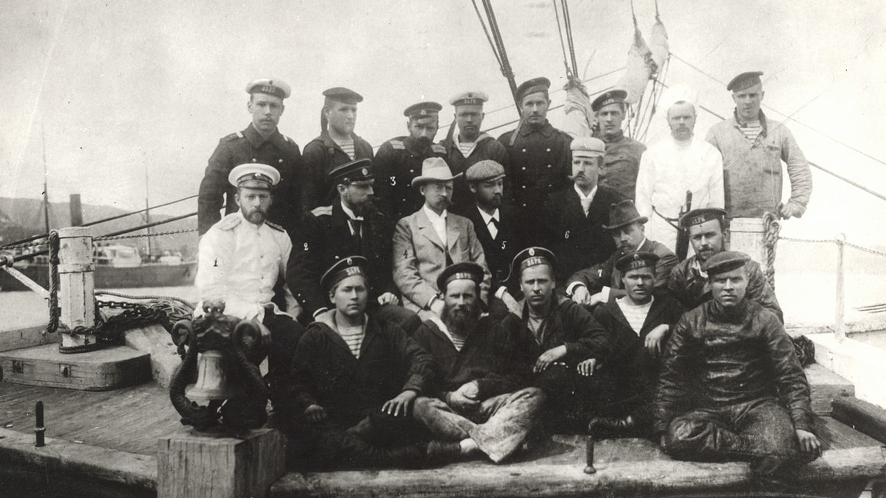 Mitglieder von Baron Tolls Expedition an Bord des Schoners „Sarja“. Zweite Reihe, dritter von links: Baron Toll, obere Reihe über Toll: Admiral der russischen Marine Alexander Koltschak, 1900.